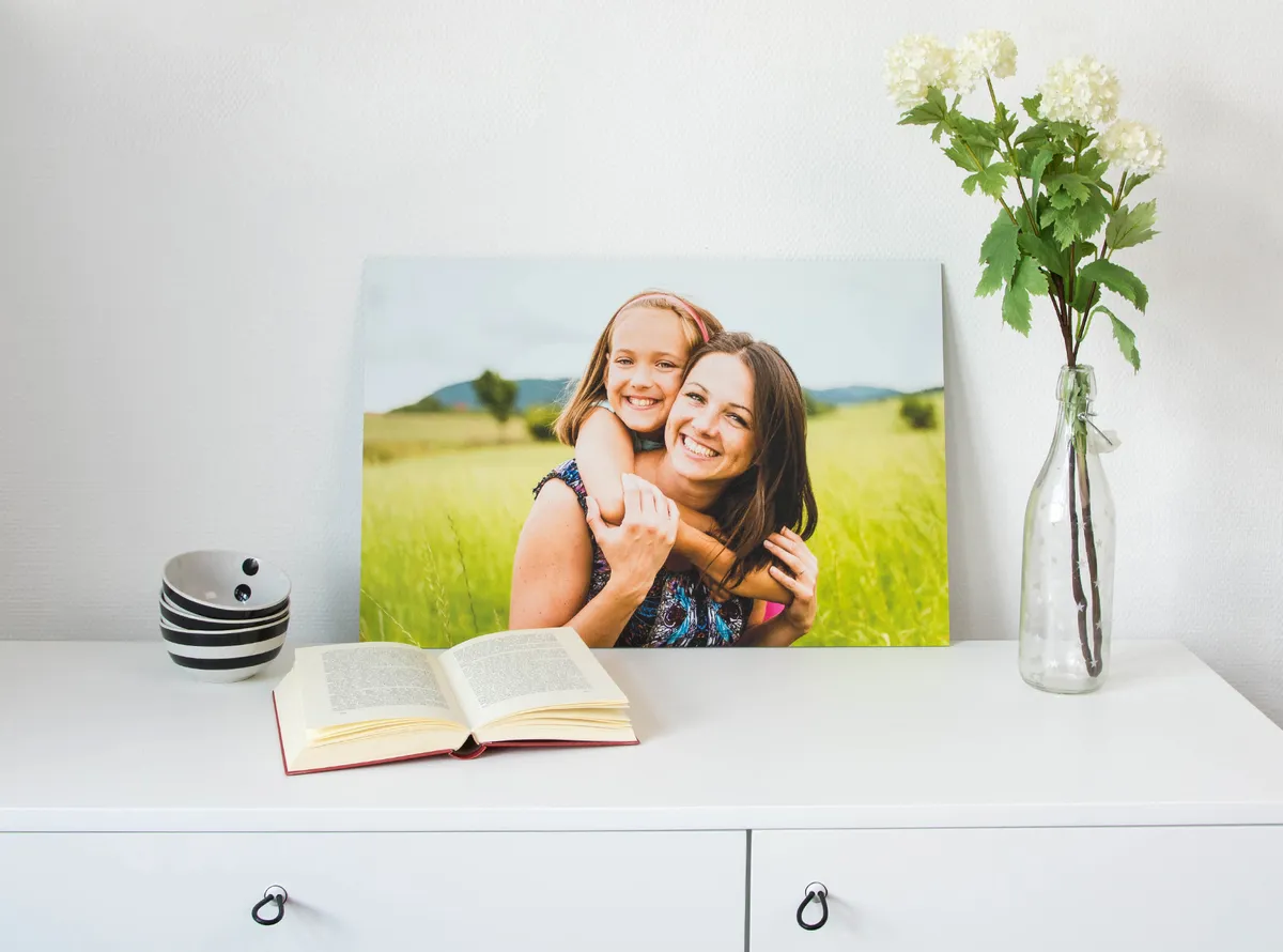 Wandbild mit Mutter und Kind auf einer Wiese