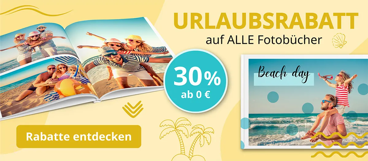 Fotobücher mit Urlaubsbildern einer Familie auf einem türkisen Hintergrund und ein Rabatt-Badge mit 30% Rabatt
