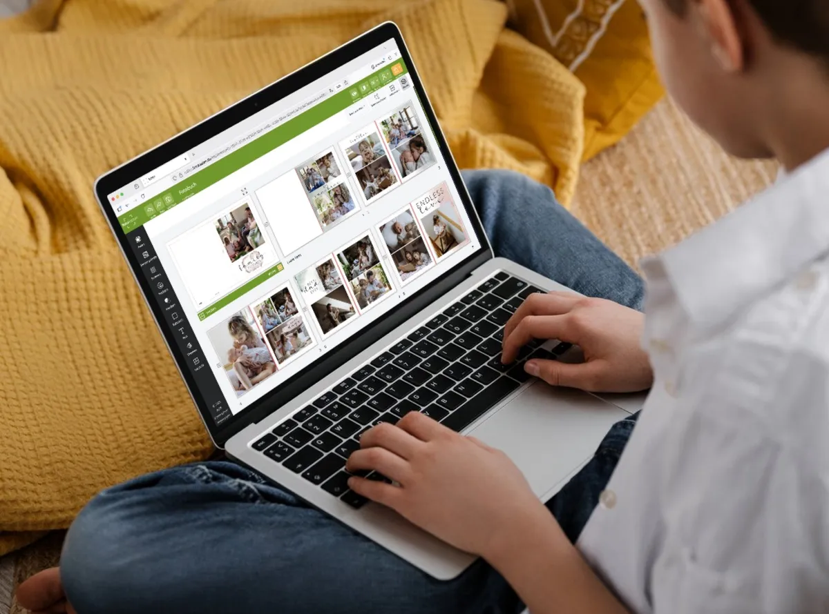 Laptop Mockup, auf dem der Online Designer von fotokasten zu sehen ist