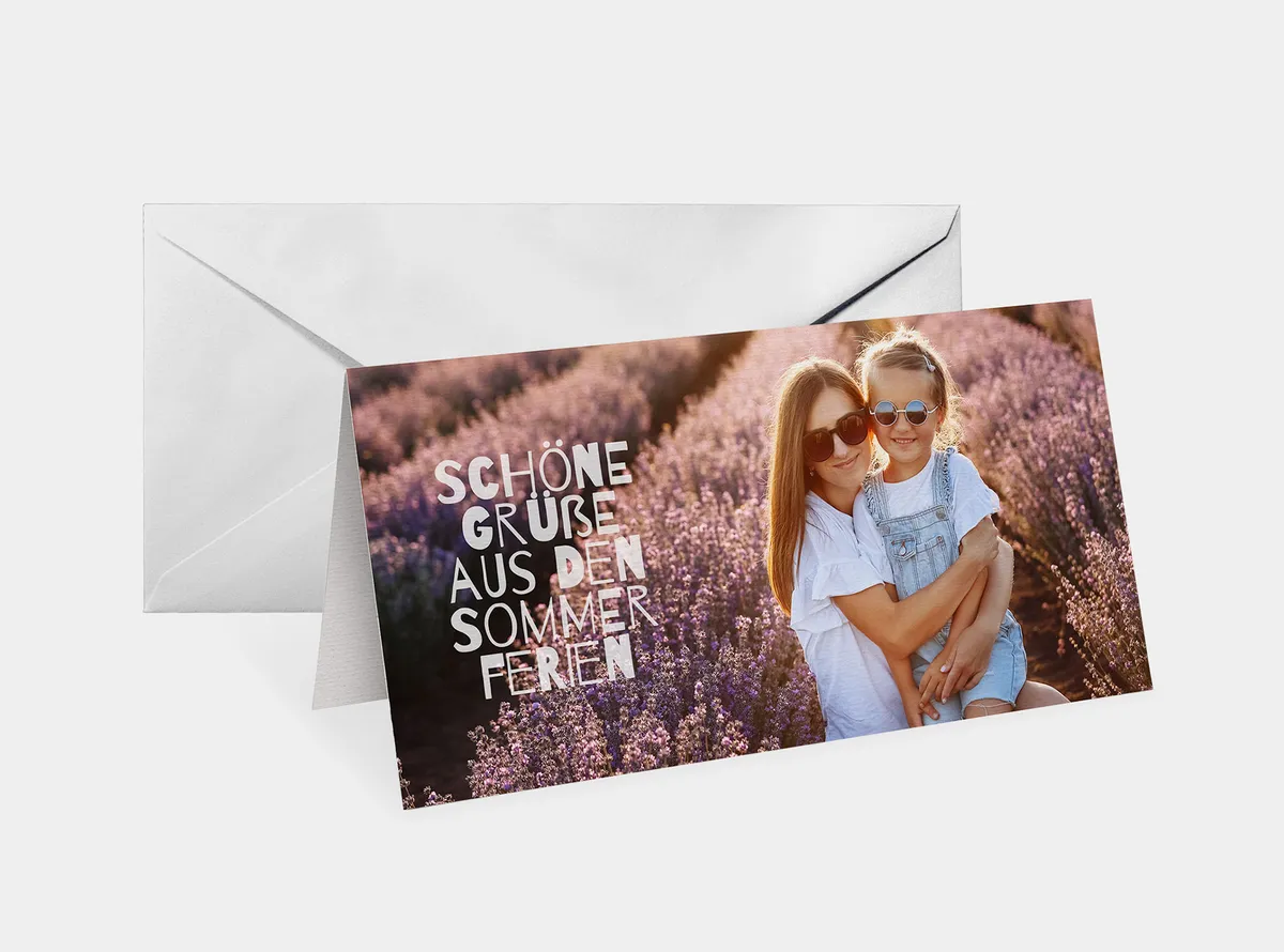 Klappkarte, oben gefaltet auf Strukturpapier und mit Foto von Mutter und Tochter