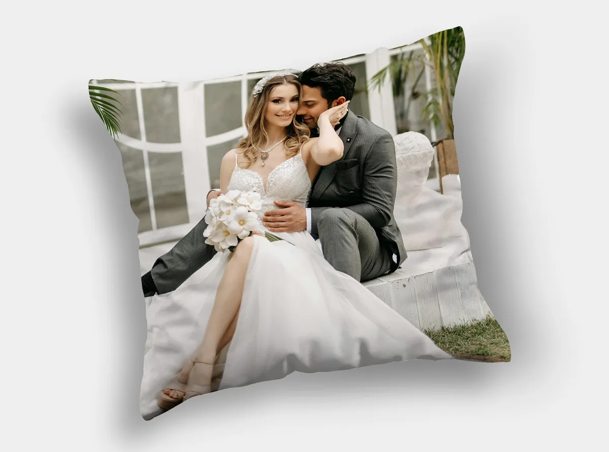 Kuschelkissen 30x30 mit eigenem Foto eines Paares, das sich in den Armen liegt und sich anlächelt, gestaltet und personalisiert
