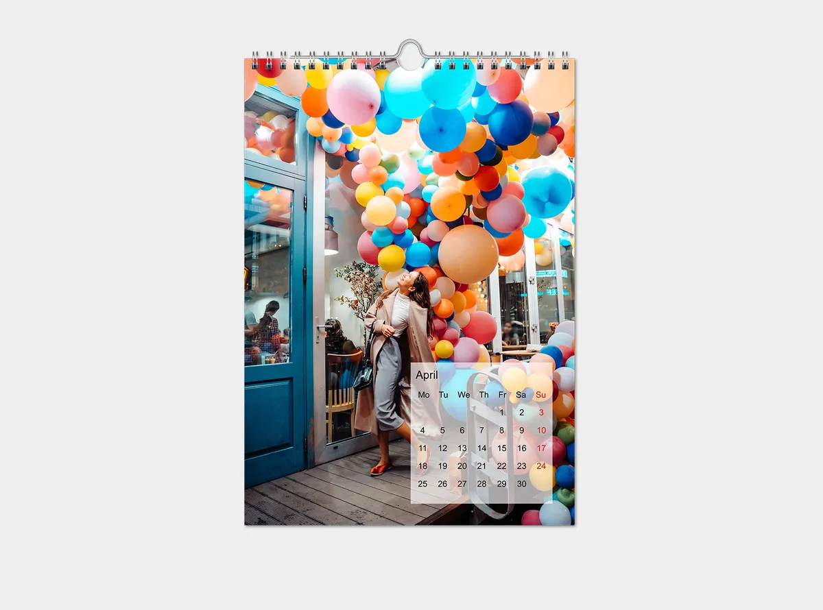 A4 Wandkalender Hochformat. Eltern mit Baby.