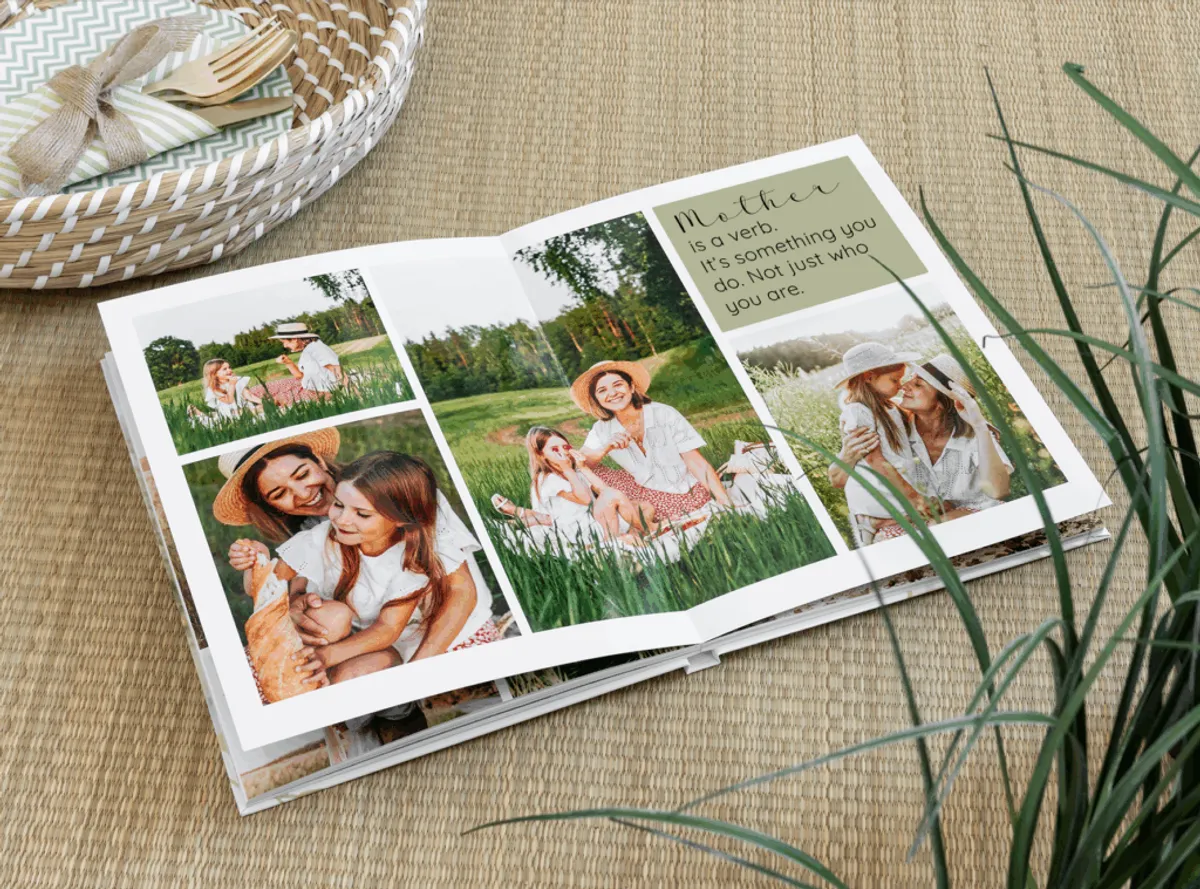 Echtfotobuch Hardcover A4 hoch liegt aufgeschlagen auf einer hellen Naturmatte und ist mit Bildern einer Mama und ihrer Tochter gestaltet