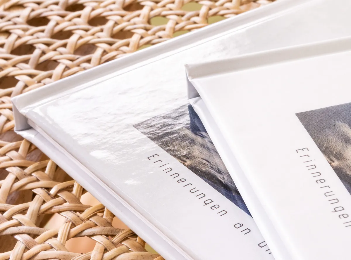 Detail von zwei Fotobüchern mit glänzendem Hardcover