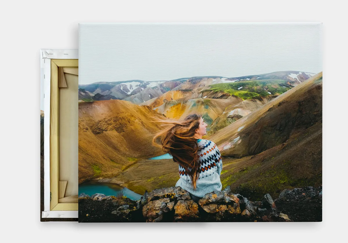 personalisierte Leinwand mit Bild einer Frau mit Blick auf die Berge