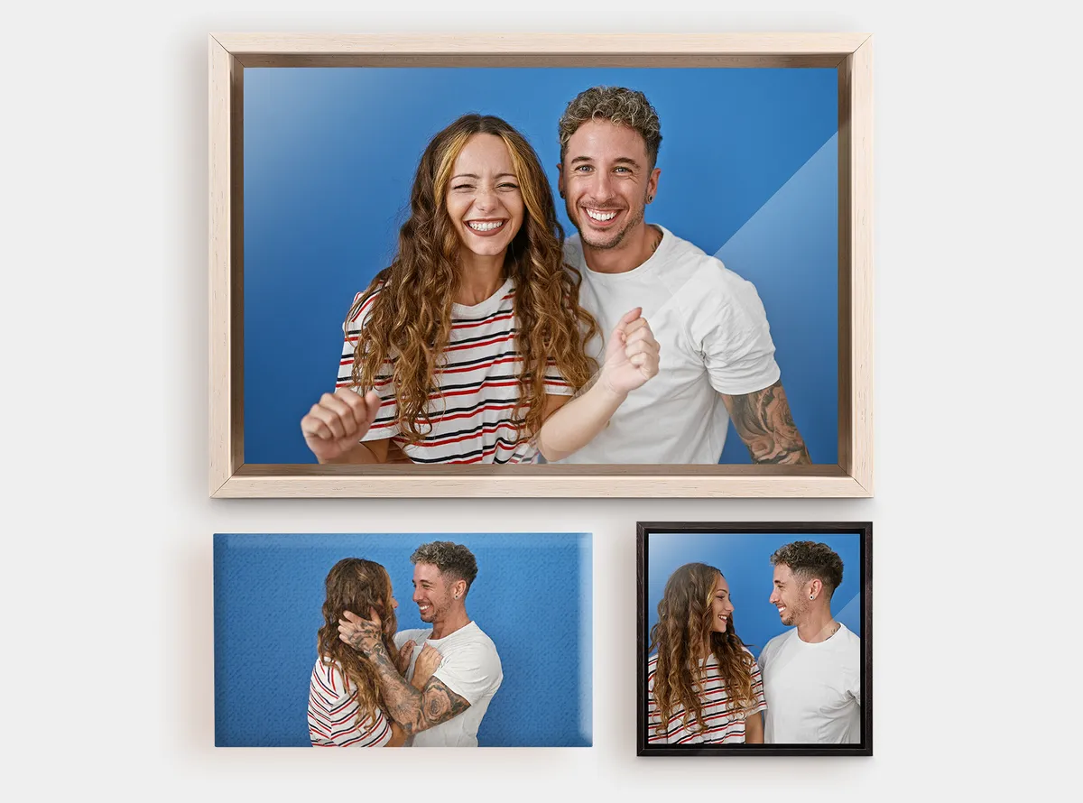 Wandbilder mit und ohne Rahmen mit Paarfotos gestaltet vor einem grauen Hintergrund