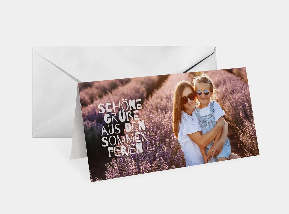 Klappkarte, oben gefaltet auf Strukturpapier und mit Foto von Mutter und Tochter