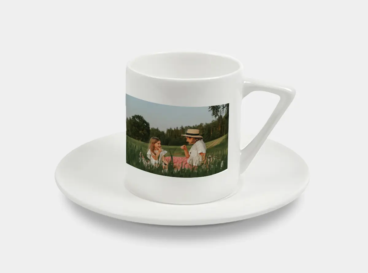 Espressotasse mit Foto von Mutter und Tochter beim Picknick