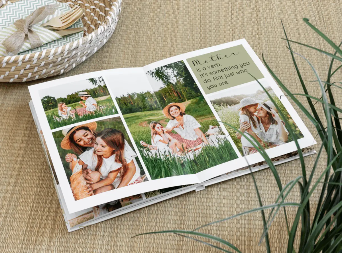 Echtfotobuch Hardcover A4 hoch liegt aufgeschlagen auf einer hellen Naturmatte und ist mit Bildern einer Mama und ihrer Tochter gestaltet