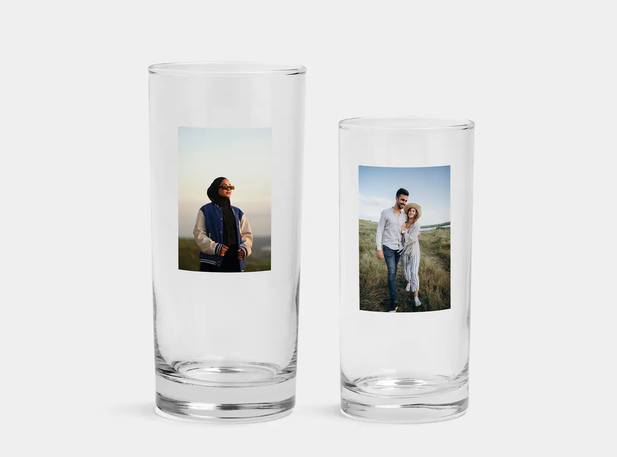 Trinkgläser mit Foto von Pärchen und mit einem Bild von einer Frau mit Sonnenbrille